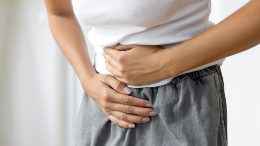 Die Symptomatik einer CDI setzt meist abrupt in Form  einer Enterokolitis ein. Fieber, Blutabg&auml;nge, Dehydration  oder Nierenversagen k&ouml;nnen schwere Verl&auml;ufe begleiten. &copy; iStock