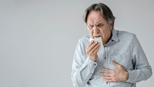 Mann hustet © iStock