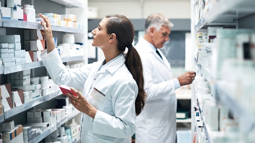 Zwei Apotheker suchen im Apothekenlager © iStock