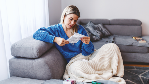 Frau liest Beipackzettel durch © Shutterstock