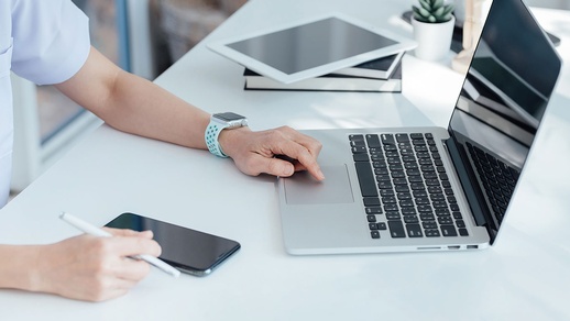 Mann vor dem Laptop © Shutterstock