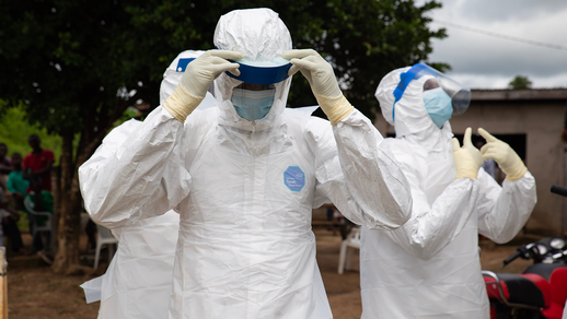 Schutzanzüge gegen Ebola © Shutterstock/Belen B Massieu