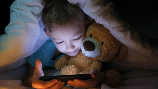 Kind am Handy © Shutterstock