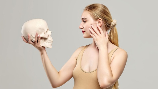 Frau hält Schädel in der Hand © Shutterstock