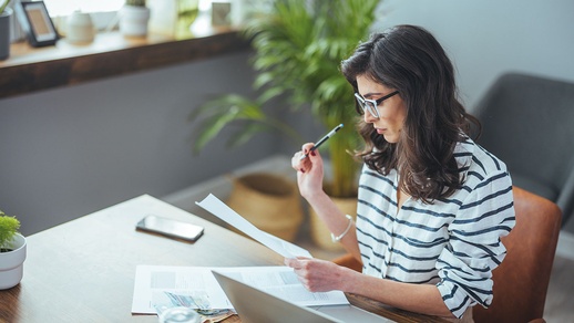 Frau arbeitet am Laptop  © Shutterstock