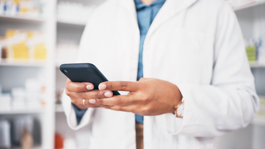 Apotheker am Handy © Shutterstock