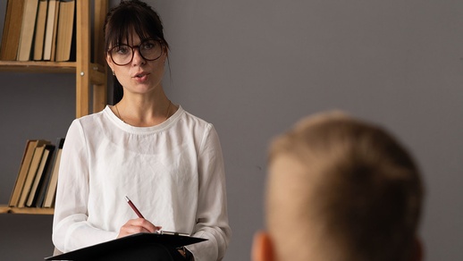 Child Guidance Clinic: Psychotherapeutin spricht mit Kind © Shutterstock