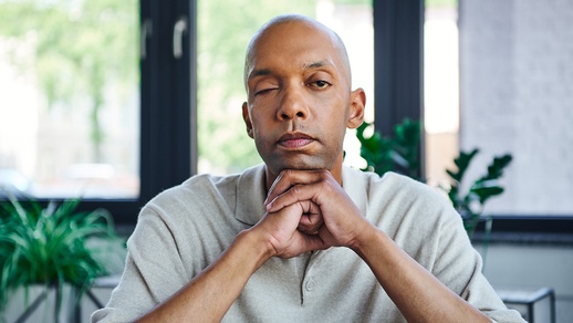 Mann schaut mit einem Auge © Shutterstock