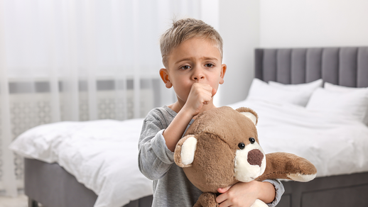 Kleiner Junge mit Husten und Teddybären im Arm © Shutterstock