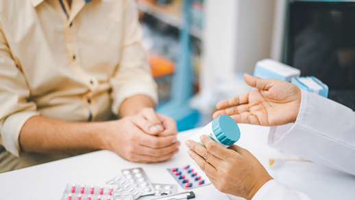 Die Arbeitsgruppe &bdquo;Palliativpharmazie&ldquo; der  OPG unterst&uuml;tzt die komplexe pharmazeutische Betreuung von Palliativpatient:innen. &copy; shutterstock