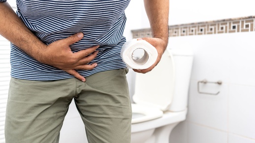 Mann mit Bauchschmerzen © Shutterstock