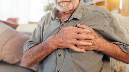 Alter Mann mit Herzproblemen © Shutterstock