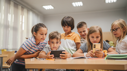 Kinder am Handy © Shutterstock