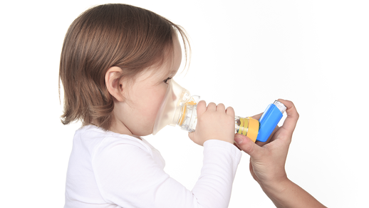 Anwendung von Salbutamol bei Kleinkind © Shutterstock