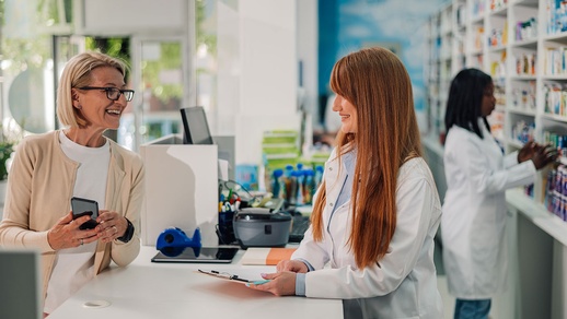 Frau in der Apotheke &copy; Shutterstock