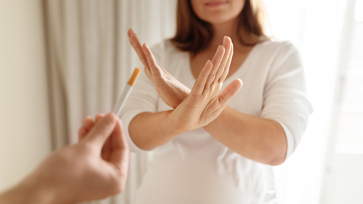 Frau lehnt Zigarette ab © Shutterstock