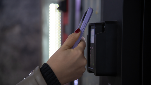 Bezahlen am Automaten © Shutterstock