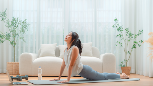 Frau macht Yoga gegen Rückenschmerzen © Shutterstock