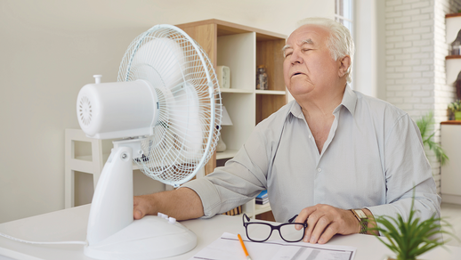 Alter Mann sitzt vor Ventilator © Shutterstock