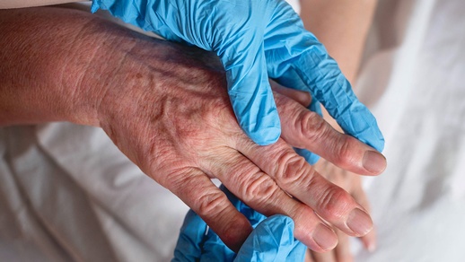 Für Rheumapatient:innen mit kardiovaskulären  Risikofaktoren gilt Naproxen als das günstigste NSAR. © Shutterstock