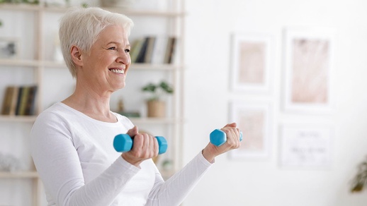 Frau höheren Alters beim Training © shutterstock