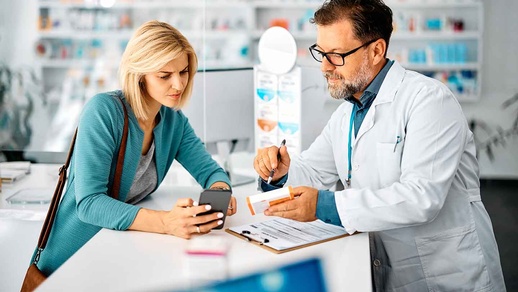 Frau in der Apotheke © Shutterstock