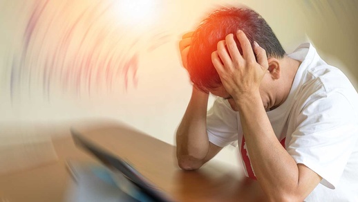 Mann hält sich den Kopf © Shutterstock