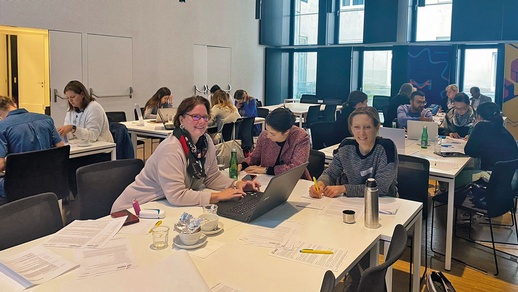 Die Kolleginnen und Kollegen bei der Bearbeitung der Fallbeispiele  © Mag. pharm. Alina Stoiber