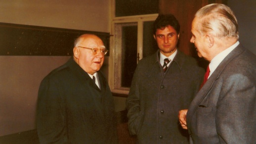 v. l. n. r.: Apotheker Mag. pharm. Dr. Friedrich Dormann, Mag. pharm. Dr. Günther Englisch und Univ.-Prof. Mag. pharm. Dr. Kurt Ganzinger auf einer Veranstaltung der Österreichischen Gesellschaft für Geschichte der Pharmazie (ÖGGPh) im Jahr 1982. © Beigestellt