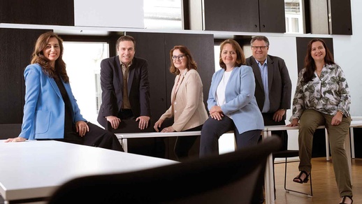 v. l. n. r.: Mag. pharm. Susanne Ergott-Badawi (VAAÖ-Vizepräsidentin), Mag. pharm. Raimund Podroschko (VAAÖ-Präsident), Mag. pharm. Elisabeth Biermeier (Landesgruppenobfrau von NÖ), Mag. pharm. Irina Schwabegger-Wager (GK-Obfrau), Mag. iur. Norbert Valecka (VAAÖ-Direktor) und Mag. pharm. Petra Griesser (Landesgruppenobfrau der Steiermark) © Schmolke Gerhard