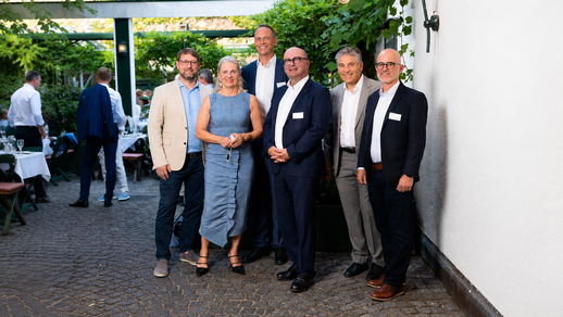 Die Verbands- pr&auml;sidenten Thomas W. Veitschegger, Andreas Hoyer und Alexander Hartl hei&szlig;en Apothekerkammer-Pr&auml;sidentin Ulrike Mursch- Edlmayr mit den Direktoren Mario Wolfram und Wolfgang Trattner willkommen &copy; Christian F&uuml;rst/Apothekerverband