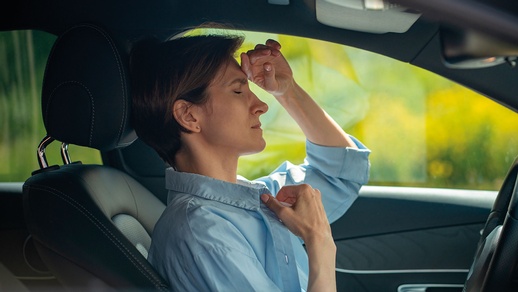 Frau hat im Auto einen Schlaganfall © iStock