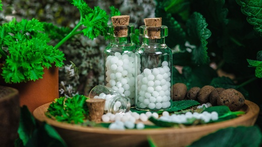 Grundlage für die Wahl eines homöopathischen Mittels ist einerseits die Anamnese und andererseits die Kenntnis der Wirkungen und Symptome, die eine Arznei bei einem gesunden Menschen auslösen können.  © Shutterstock