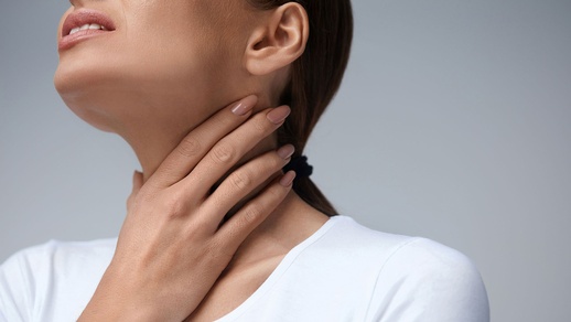 Frau hat Schmerzen im Hals © shutterstock