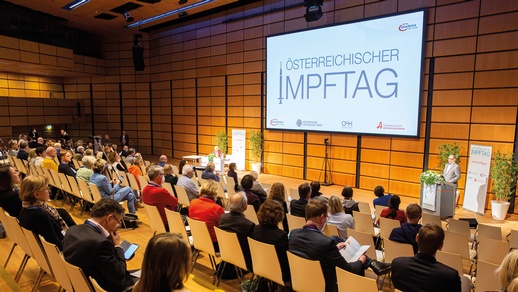 Gesundheitsminister Johannes Rauch lobte die großartigen Leistungen in Bezug auf die COVID-Impfstoffe. © Akademie der Ärzte