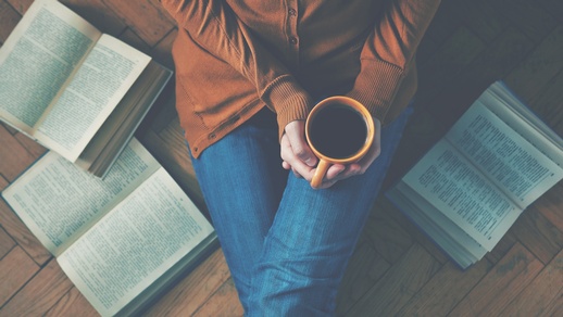 Eine Frau hält einen Kaffee in der Hand. © Shutterstock