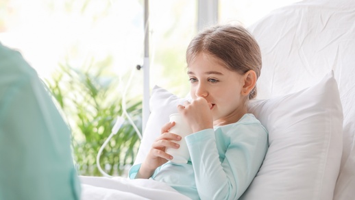 Ein Kind liegt in einem Krankenhausbett. © Shutterstock