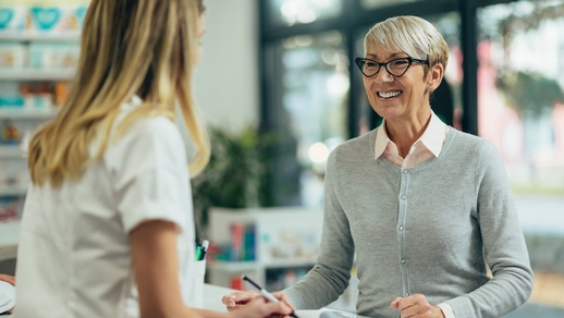 Eine Apothekerin spricht mit ihrer Kundin. © Shutterstock