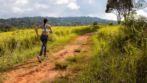Die medikamentöse Migränetherapie soll durch regelmäßigen Ausdauersport und Entspannungsverfahren ergänzt werden. © Shutterstock