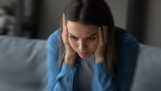 Eine besorgte Frau. © Shutterstock