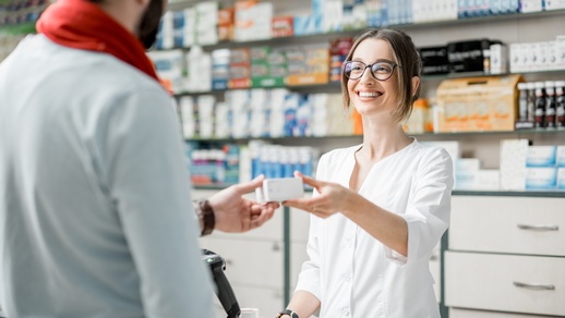 Symbolbild für eine pharmazeutisch-kaufmännische Assistentin. © Shutterstock