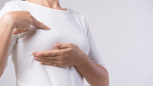 Eine Frau tastet ihre Brust ab. © Shutterstock