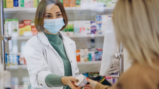 Eine Apothekerin trägt bei der Arbeit einen Mund-Nasen-Schutz. © Shutterstock