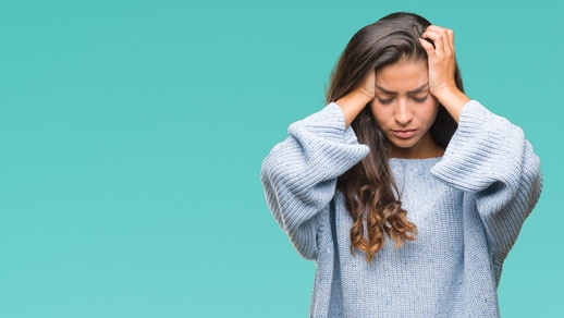 Eine Frau hat Kopfschmerzen. © Shutterstock