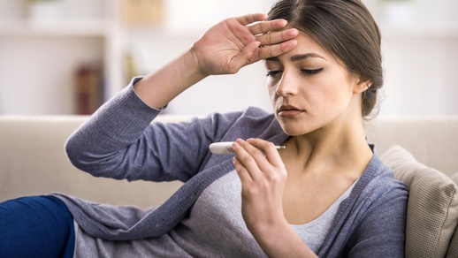 Charakteristisch ist die Kombination aus Fieber, einem bestimmten Haut­ausschlag und stark erhöhten Entzündungs- (insbesondere CRP) und Ferritinwerten. © Shutterstock