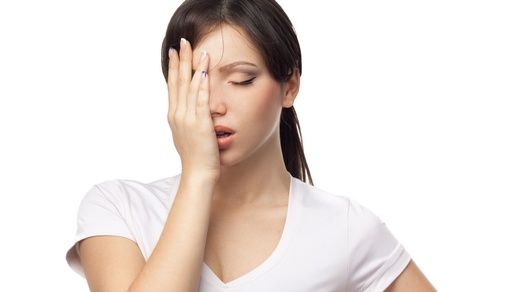 Symbolbild: Eine Frau mit Kopfschmerzen. © Shutterstock