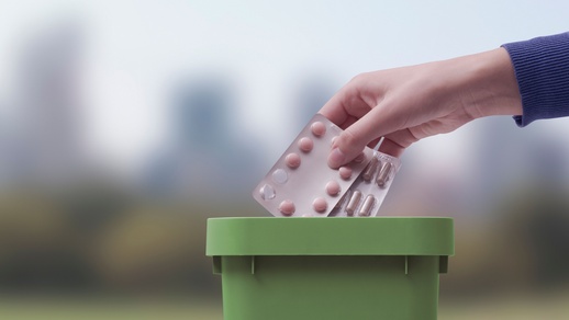 Symbolbild: Eine Frau entsorgt alte Medikamente in einer Mülltonne. © Shutterstock