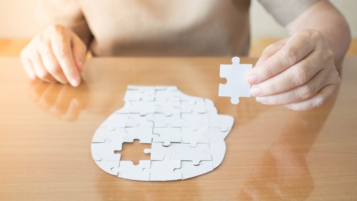 Die Alzheimer-Krankheit (lateinisch Morbus Alzheimer, umgangssprachlich oft kurz "Alzheimer" genannt) ist die häufigste Form der Demenz. © Shutterstock