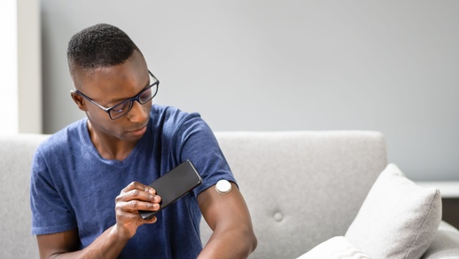 Immer mehr Diabetiker:innen nutzen Apps, um ihre Werte zu kontrollieren. © Shutterstock