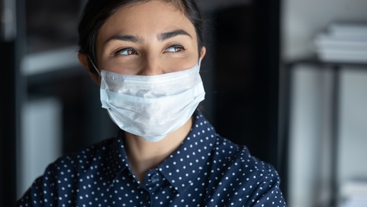 Symbolbild: Eine Frau mit MNS-Maske. © Shutterstock
